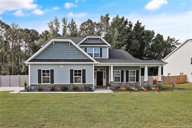 craftsman inspired home featuring a front lawn