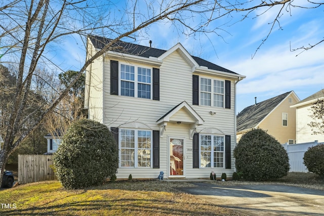 colonial house featuring a front yard