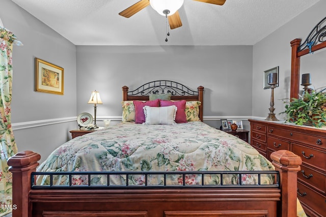 bedroom featuring ceiling fan and a textured ceiling