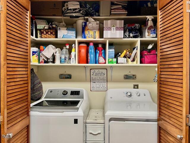 washroom featuring washing machine and clothes dryer