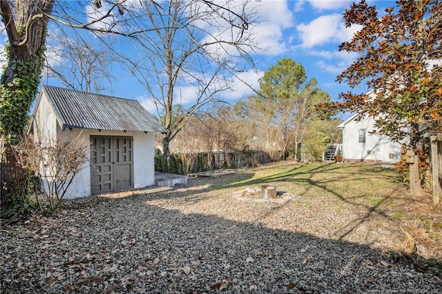 view of yard with an outbuilding