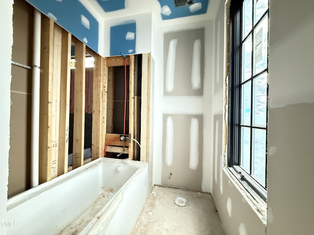 full bathroom featuring a bathtub