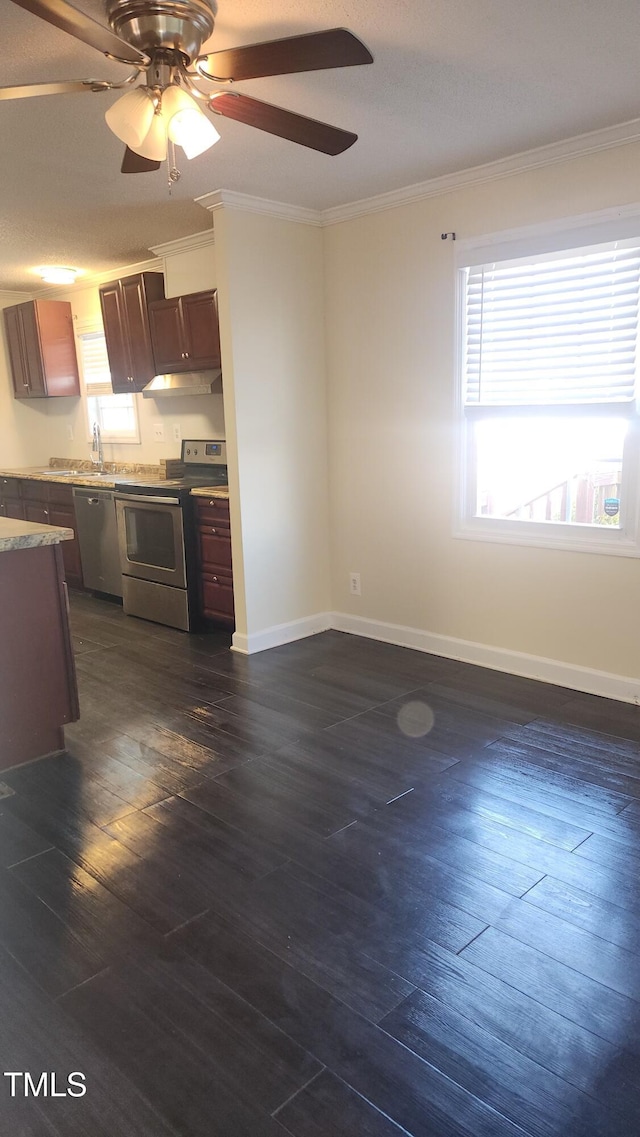 kitchen with crown molding, stainless steel appliances, dark hardwood / wood-style floors, and ceiling fan