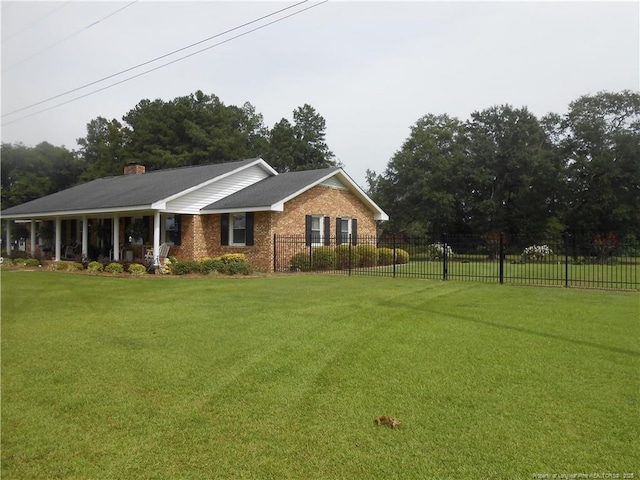 view of front of property featuring a front lawn