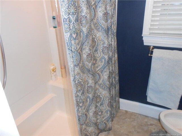 bathroom featuring curtained shower