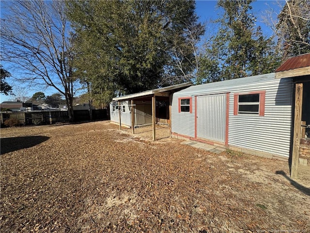 view of yard with an outdoor structure