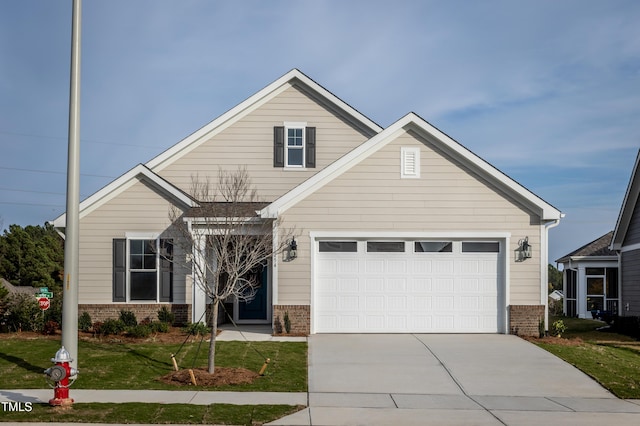 view of front facade featuring a garage and a front yard