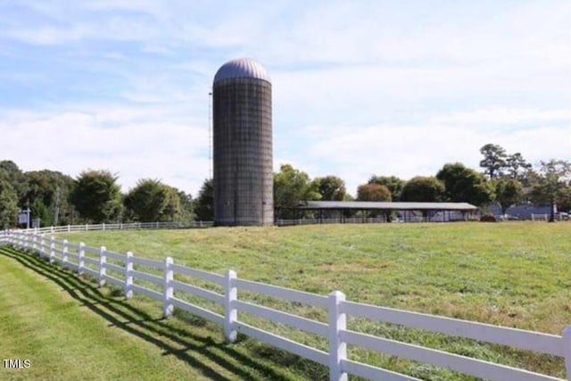 view of yard featuring a rural view