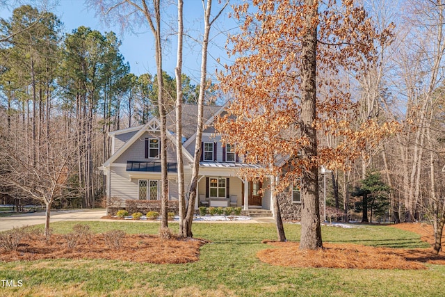 view of front facade featuring a porch and a front lawn