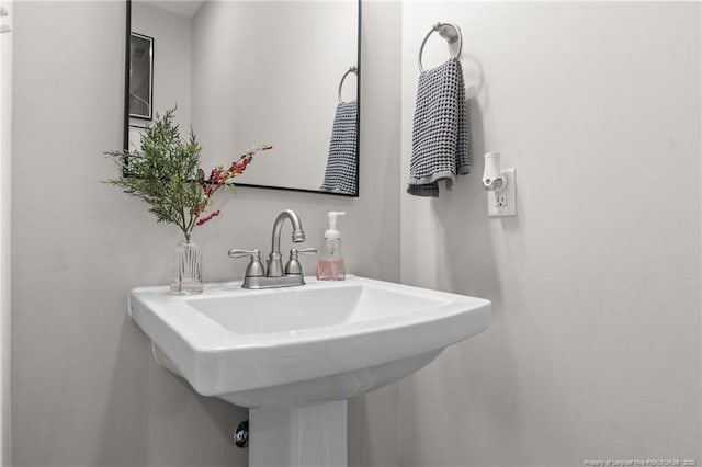 bathroom featuring sink