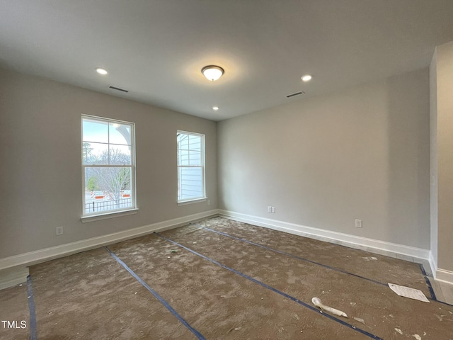 empty room featuring visible vents, recessed lighting, and baseboards