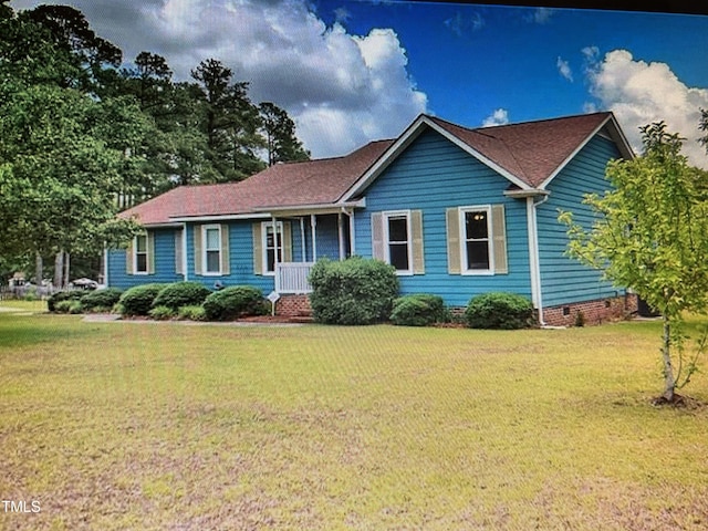 ranch-style home featuring crawl space and a front lawn