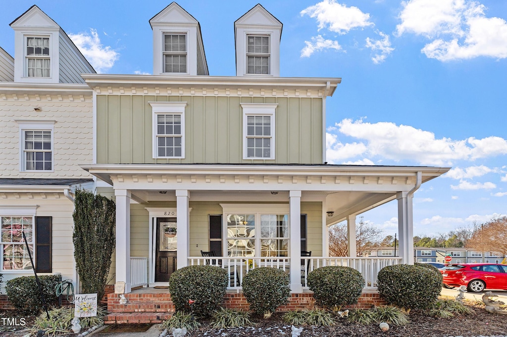 view of front of property featuring a porch