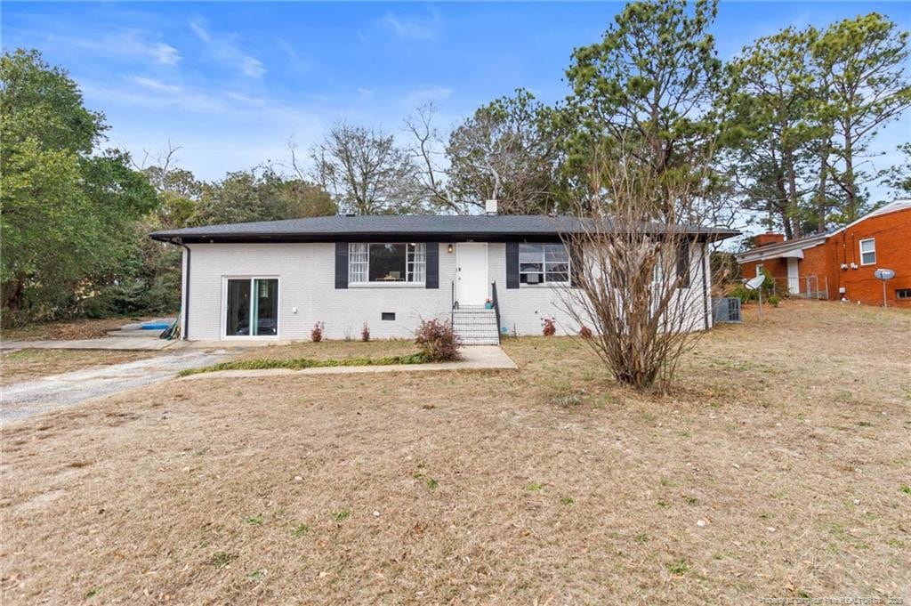 ranch-style house with a front yard