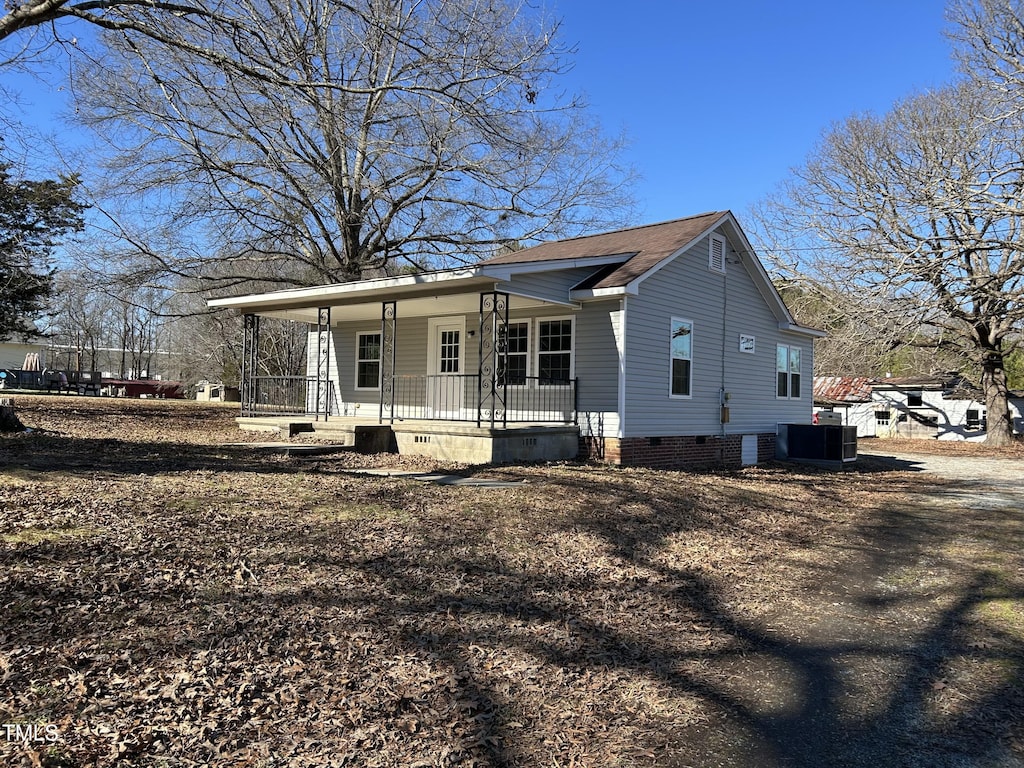 view of front facade featuring central AC and a porch