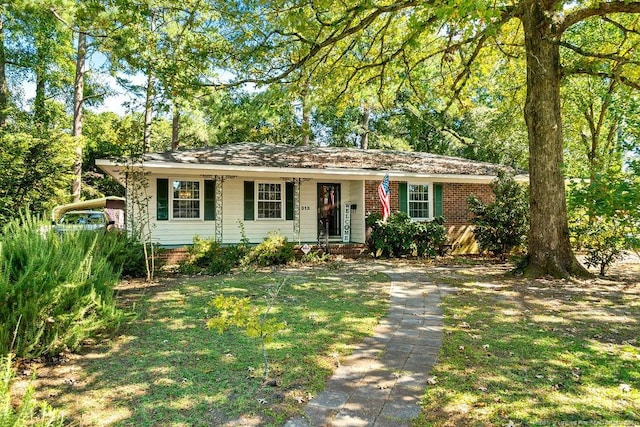 single story home featuring a front yard