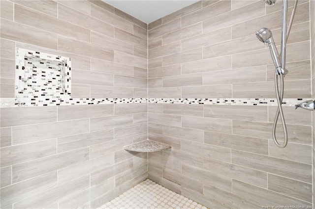 bathroom featuring tiled shower