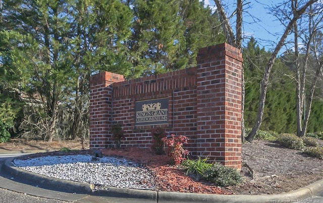 view of community / neighborhood sign