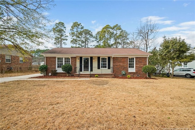 ranch-style house featuring a front lawn and covered porch