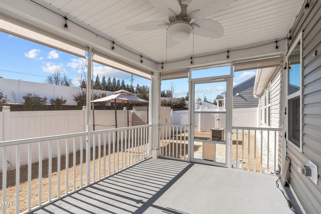 sunroom / solarium with ceiling fan