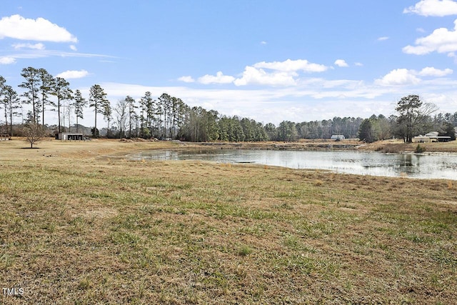 view of yard featuring a water view