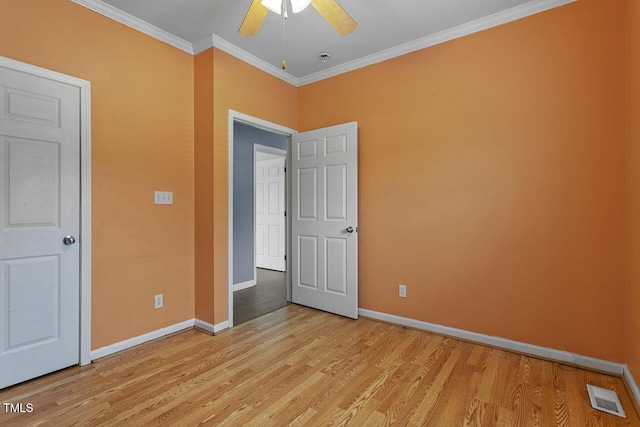 unfurnished bedroom featuring light wood-type flooring, ceiling fan, and crown molding