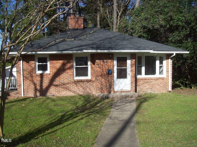 view of front of property with a front lawn