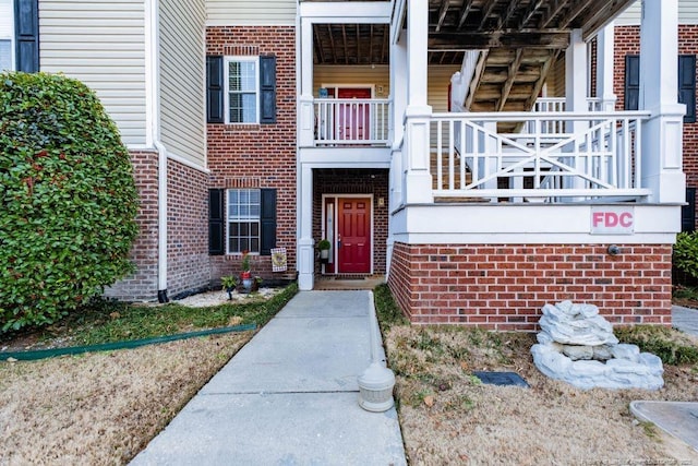 property entrance with covered porch