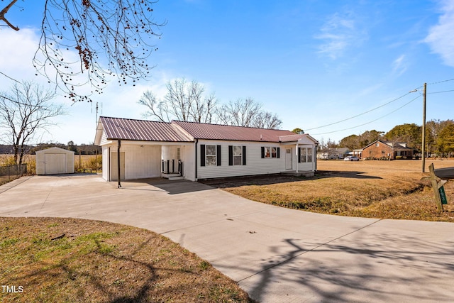 view of front of property featuring a front lawn and a storage unit