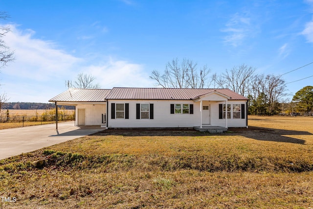 view of front of home featuring a front lawn and a carport