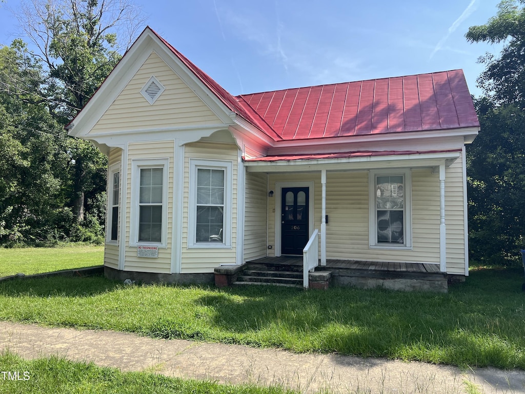 view of front of house with a front lawn