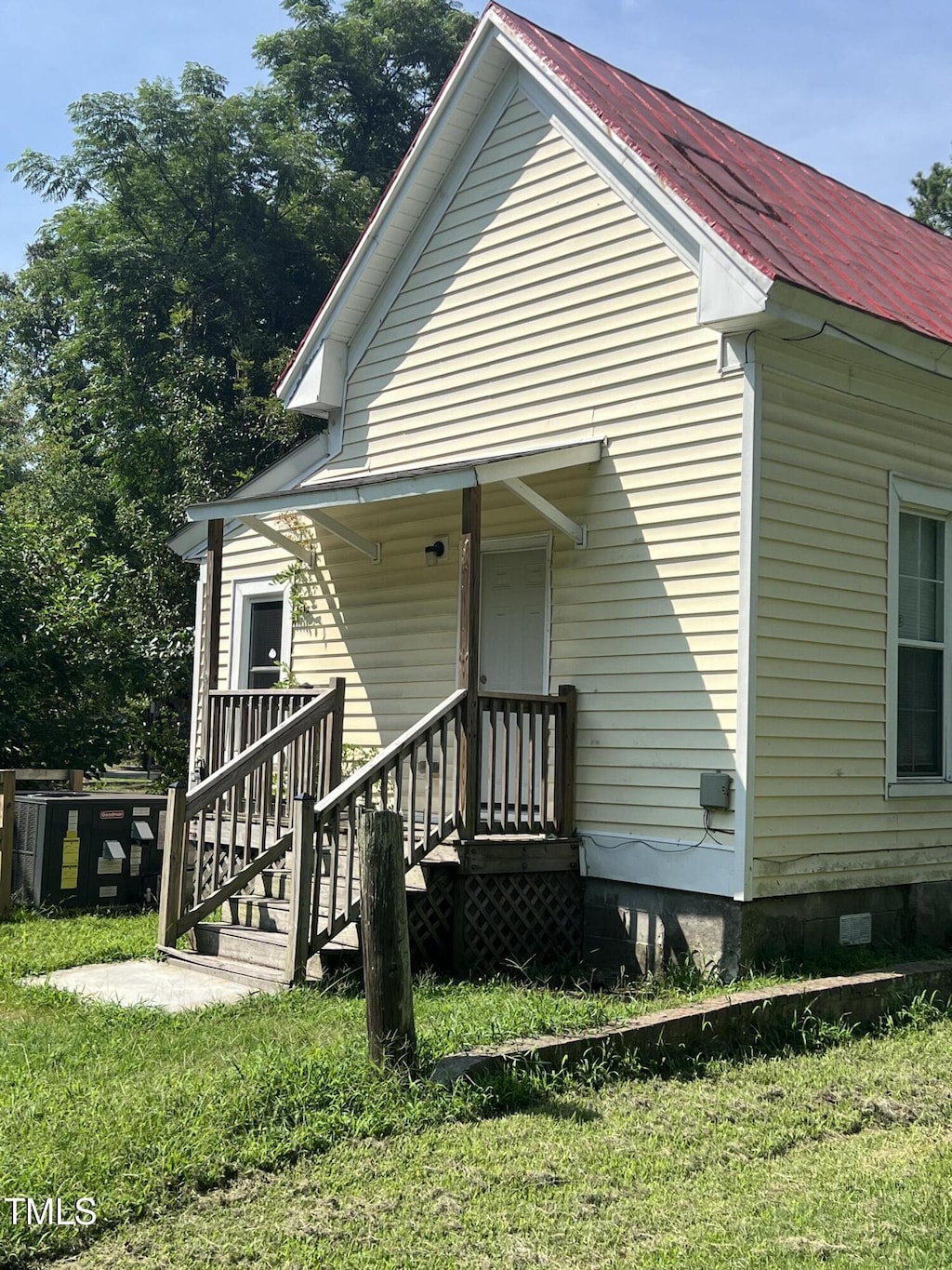 exterior space featuring a yard