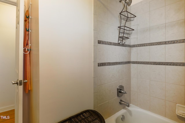 bathroom featuring tiled shower / bath