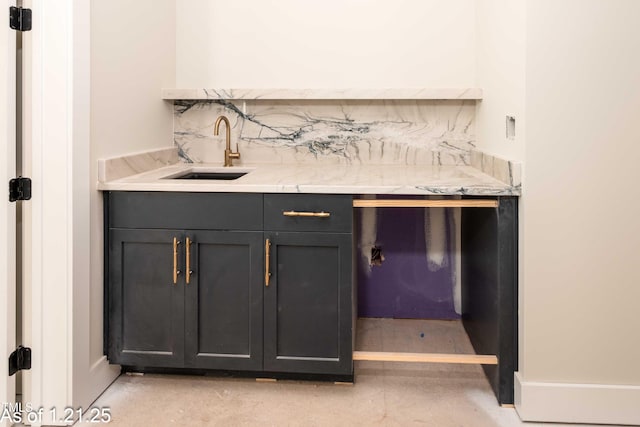 bar with a sink and backsplash