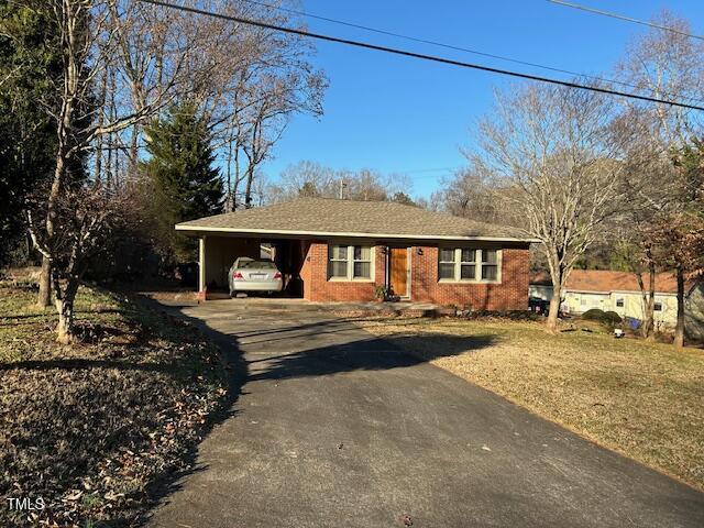 view of front of home featuring a front yard and a carport