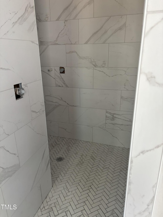 bathroom featuring a tile shower