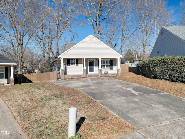 view of front of house featuring covered porch and a front lawn