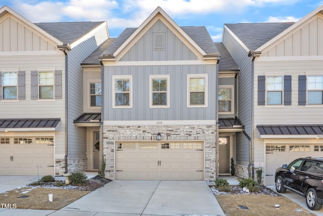 townhome / multi-family property featuring a garage