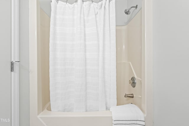 bathroom with shower / tub combo