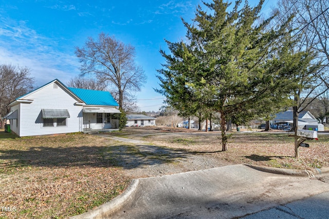 view of front of property featuring a front yard