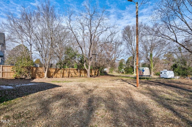 view of yard featuring a storage unit