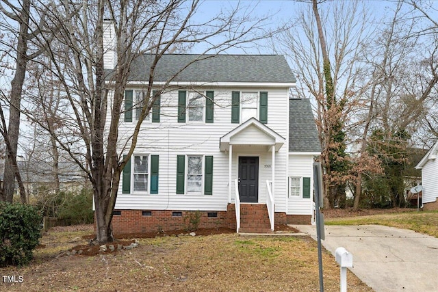 colonial inspired home featuring a front lawn