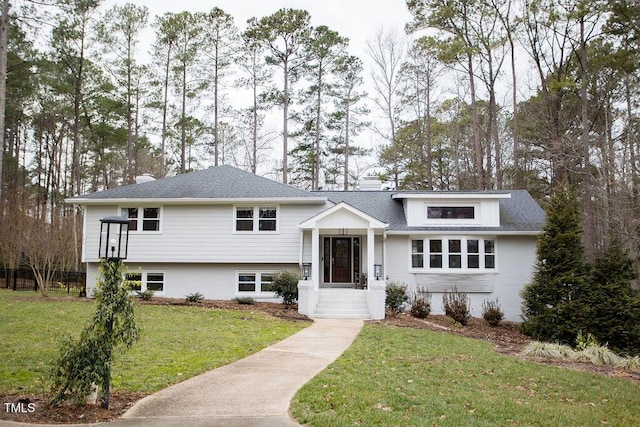 view of front of property featuring a front yard