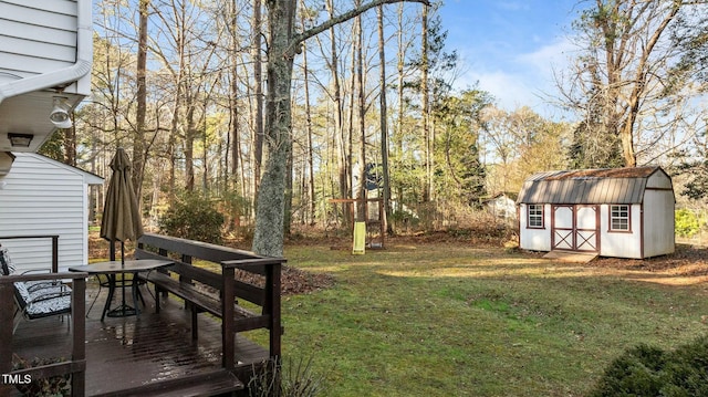 view of yard featuring a storage shed