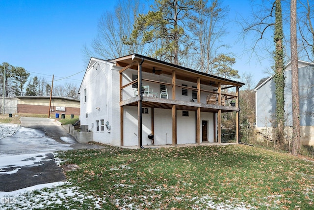 view of front of property featuring a yard