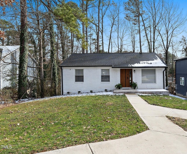 ranch-style home featuring a front lawn