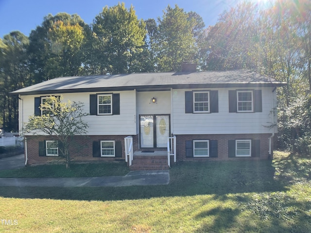 bi-level home featuring a front lawn