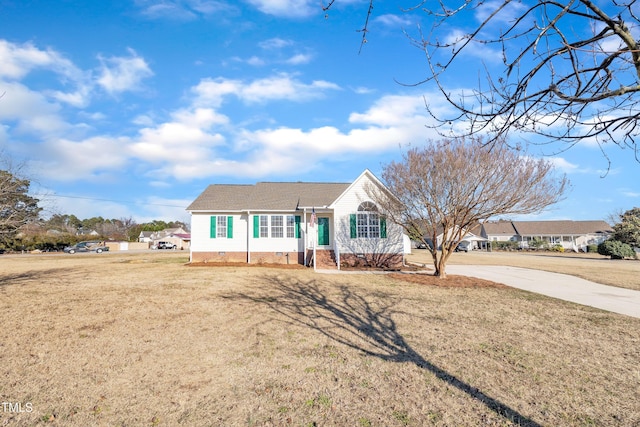 ranch-style house featuring a front lawn