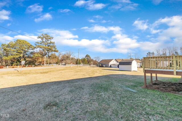 view of yard featuring a storage unit