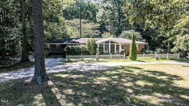 single story home featuring a front yard